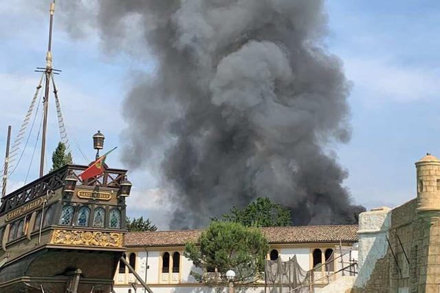 Brand im Europa-Park Rust: Feuerwehr löscht Brand im spanischen Themenbereich – zwei Feuerwehrleute leicht verletzt