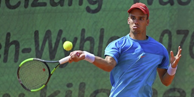 Ball verspringt bei Matchball: Nikoloj...tienne Lutz. <BZ-Autor_E></BZ-Autor_E>  | Foto: Gerd Gruendl