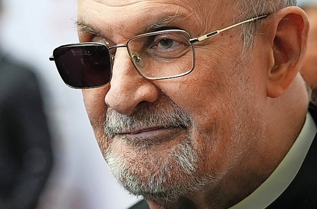 Salman Rushdie ist seit dem Attentat 2022 auf einem Auge blind.  | Foto: Frank Franklin II (dpa)