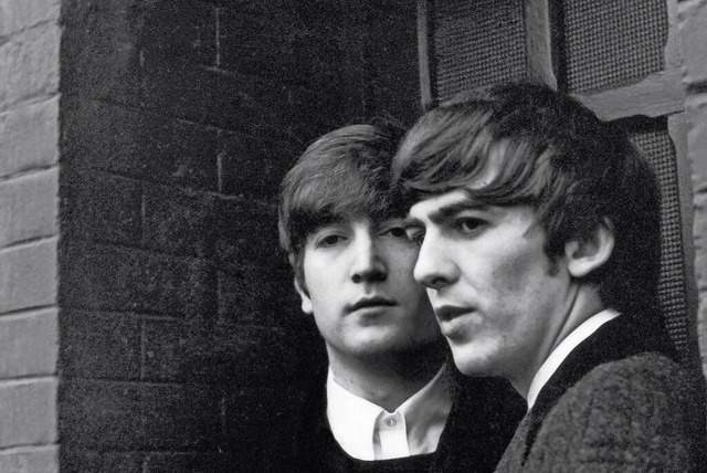 John Lennon und George Harrison auf ei... McCartney 1964 in Paris gemacht hat.   | Foto: Paul McCartney / Verlag