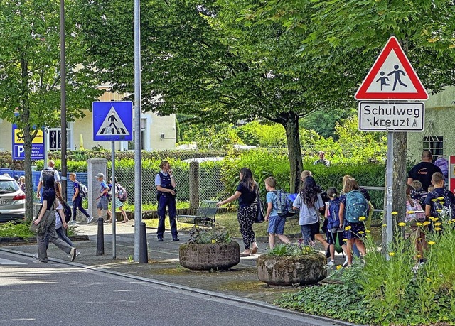 Polizei leitet Schlerinnen und Schler am Montagmorgen aus dem Schulgebude.   | Foto: Einsatz-Report24
