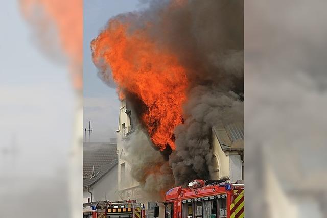 Zwei Feuerwehrleute sterben bei Brand