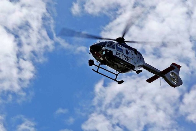 Auch die Hubschrauberstaffel der Polizei war im Einsatz.  | Foto: Jan Woitas (dpa)