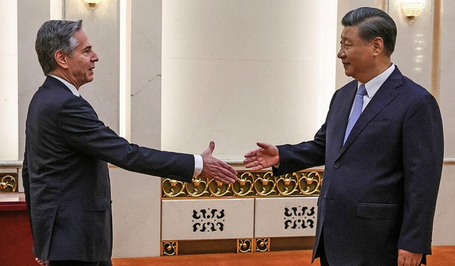 Reichen sich fr die Fotografen die H...ntony Blinken und Chinas Staatschef Xi  | Foto: LEAH MILLIS (AFP)