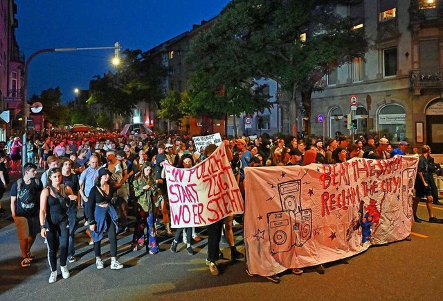 Die Spitze des Protestzugs, der in der Nacht zum Sonntag durch Freiburg zog.   | Foto: Michael Bamberger