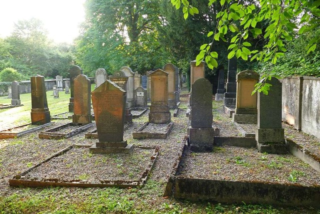 Stolpersteine sollen das Gedenken an d...uch der jdische Friedhof zeugt davon.  | Foto: Victoria Langelott