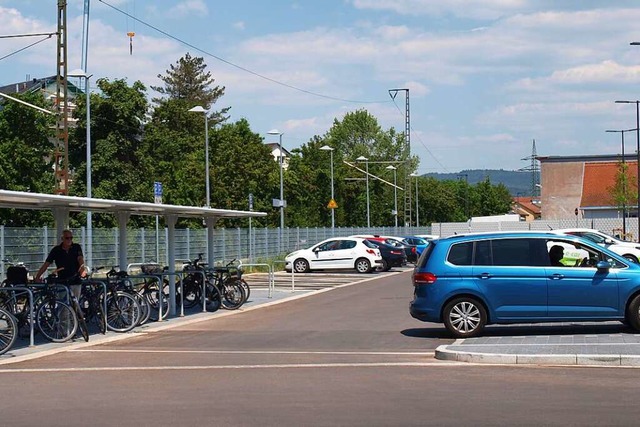 Parkpltze an der Mobilittsdrehscheib...finden, das Parken msste teurer sein.  | Foto: Paul Schleer