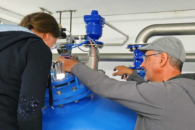 Wassermeister Andreas Peter (rechts) erklrt den Lauf des Wassers.  | Foto: Heidrun Simoneit