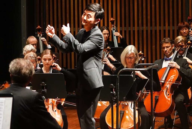 Dirigent Siping Wang freut sich mit se...konzerte in Lrrach, Kandern und Wehr.  | Foto: Roswitha Frey