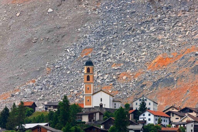 Das Schweizer Bergdorf Brienz wurde im...ur knapp von einem Felssturz verfehlt.  | Foto: ARND WIEGMANN (AFP)