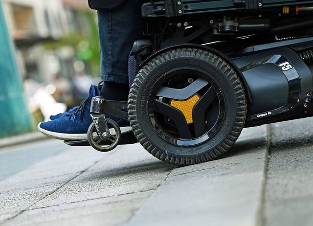Rollsthle oder andere Gehhilfen helfe...en Behinderungen oder Einschrnkungen.  | Foto: Jessica Lichetzki (dpa)