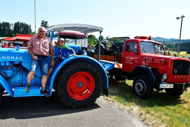 Rund 500 historische Schlepper  vieler...t und zogen viele Tausend Menschen an.  | Foto: Dieter Erggelet