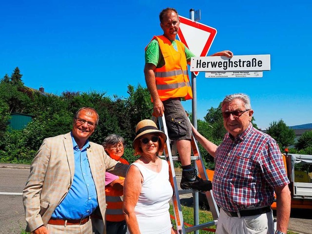 Wollen dem Gedenken an die Frauen, die...neuen Straenschild der Herweghstrae.  | Foto: Boris Burkhardt