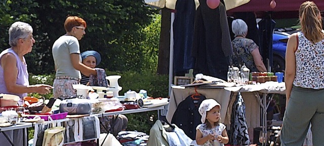 Der Hauinger Flohmarkt bot am Wochenen...njagd wie auch  zu einem Schwtzchen.   | Foto: Paul Schleer