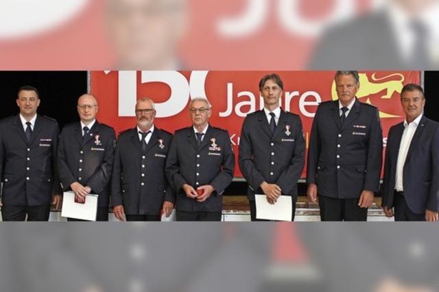 Feuerwehr Bad Krozingen ehrt in Tunsel verdiente Kameraden