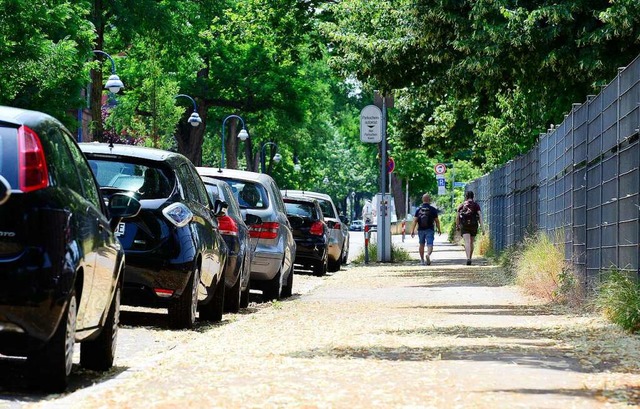 Autos drfen an der Sautierstrae nun nicht mehr auf dem Gehsteig parken.  | Foto: Ingo Schneider