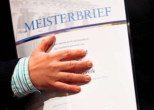 Meisterbrief im Dreierpack: Trotz unte...itgleich ihren Meister-Brief erhalten.  | Foto: Britta Pedersen