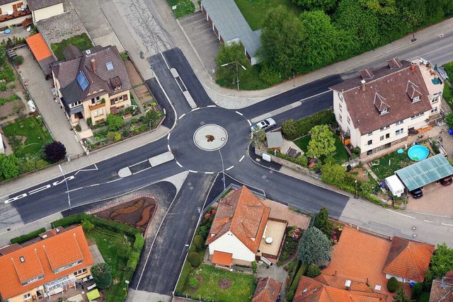 Der Mini-Kreisel sorgt schon lange  f...in der Mitte ein Misthaufen abgeladen.  | Foto: Erich Meyer