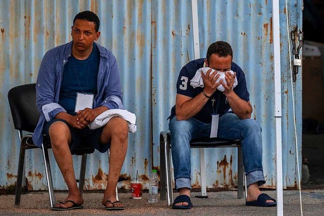 berlebende der Flchtlingskatastrophe im griechischen Kalamata   | Foto: ANGELOS TZORTZINIS