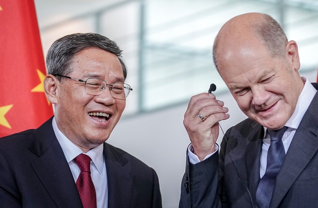 Gute Laune in Berlin:  Chinas Minister...g (l.)  mit Bundeskanzler Olaf Scholz   | Foto: Kay Nietfeld (dpa)
