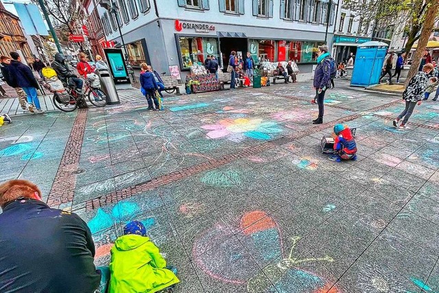 Beim Klimaschutz hat sich in Lrrach g...ashmob auf den Alten Markt aufmerksam.  | Foto: Barbara Ruda