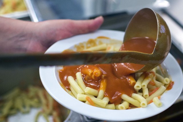 Nudeln mit Tomatensoe &#8211; vegetarisch und beliebt als Kita- und Schulessen  | Foto: Jens Bttner