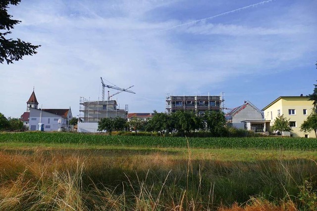 Von weitem ist schon zu sehen: In Reut... ber dem Ort, im Zentrum wird gebaut.  | Foto: Philipp Peters