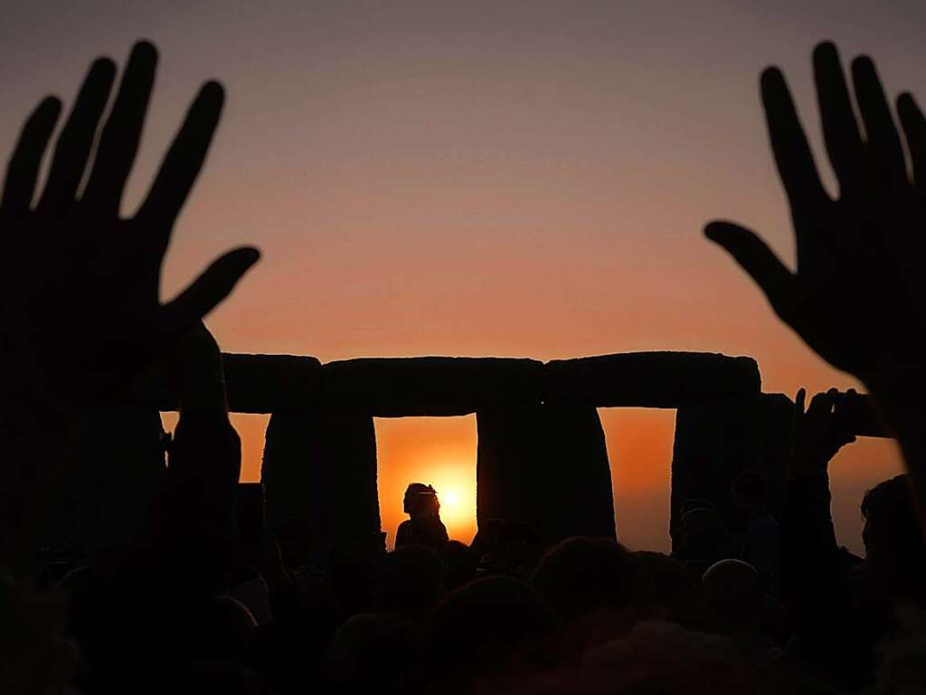 Viele Schaulustige kamen, um die Sonne am Eingang zu dem jahrtausendealten, weltbekannten Steinkreis aufgehen zu sehen.