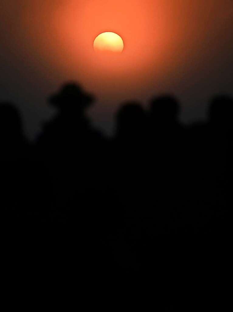 Viele Schaulustige kamen, um die Sonne am Eingang zu dem jahrtausendealten, weltbekannten Steinkreis aufgehen zu sehen.