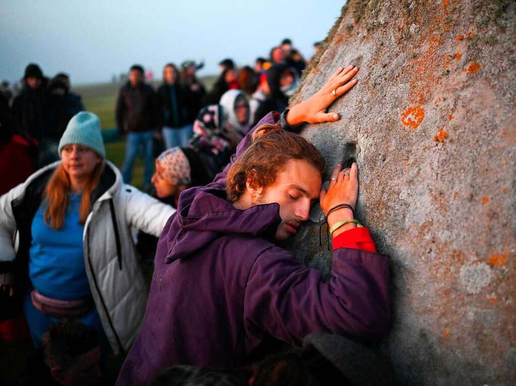 Viele Schaulustige kamen, um die Sonne am Eingang zu dem jahrtausendealten, weltbekannten Steinkreis aufgehen zu sehen.