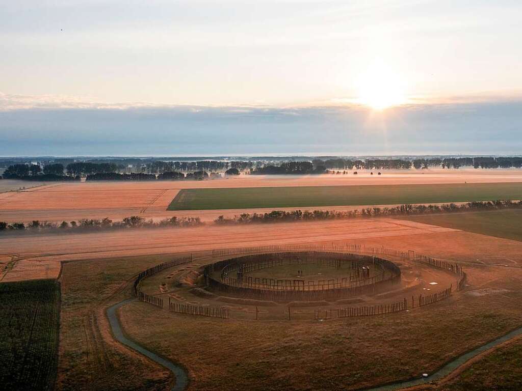 Viele Schaulustige kamen, um die Sonne am Eingang zu dem jahrtausendealten, weltbekannten Steinkreis aufgehen zu sehen.