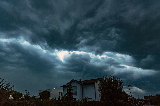 Gewitter und Starkregen ziehen heran: ...sie am Haus weniger Schaden anrichten.  | Foto: Armin Weigel (dpa)