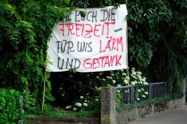 Mit Leinwnden wie dieser uern Anwoh...erkehrsbelastung in den Sommermonaten.  | Foto: Bettina Schaller