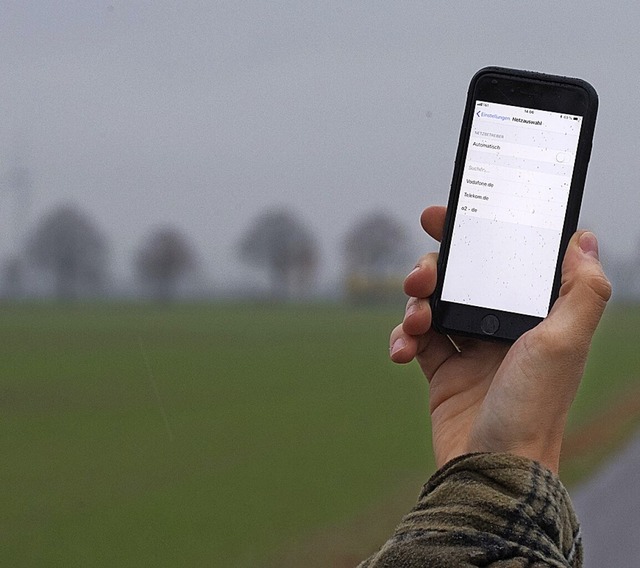 In lndlichen Gebieten sieht es oft mau aus mit Mobilfunkempfang.  | Foto: Julian Stratenschulte (dpa)