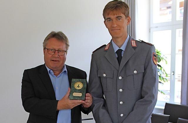 Brgermeister Andreas Wiener (links) ehrt Biathlet Fabian Kaskel.  | Foto: Mitarbeiter Stadt Todtnau