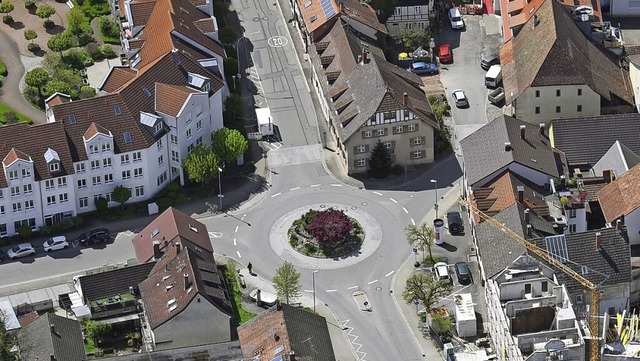 Runde Sache? Der  Adlerkreisel ist  au...hrung. Allerdings geht es dort eng zu.  | Foto: Erich Meyer