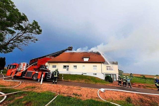 Blitzeinschlag setzt Bauernhaus in Birkendorf in Brand