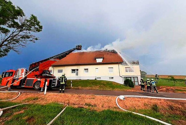 Vermutlich durch einen Blitzeinschlag ...ein Bauernhaus in Birkendorf in Brand.  | Foto: Privat