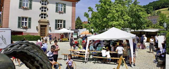 Die Marktbeschicker haben Tische und Sthle auf dem Platz aufgebaut.   | Foto: Abdallah Nijim