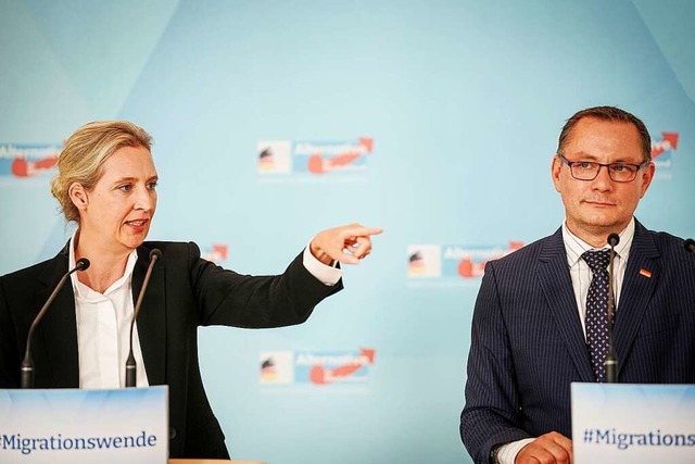 Die AfD-Chefs sprechen ber eine Kanzl...atur: Alice Weidel und Tino Chrupalla.  | Foto: Kay Nietfeld (dpa)