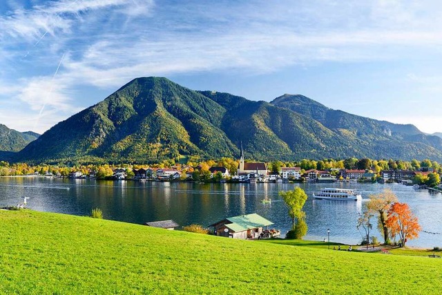 Idyll: Am Tegernsee treffen Alpengipfel auf trkisblaue Wellen.  | Foto: Francesco Carovillano (Deutsche Zentrale fr Tourismus e. V.)