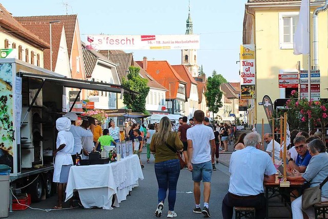 Am Wochenende wurde die Hauptstrae wieder zur Genussmeile.  | Foto: Annika Sindlinger