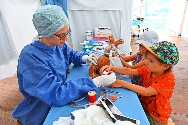 &#8222;Dr. ted. Franzi&#8220;, die  Me...rechts). Schwester Emma (5) schaut zu.  | Foto: Thomas Kunz