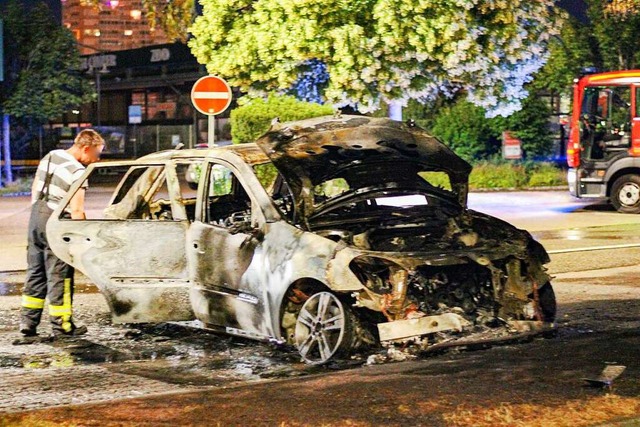 Das Fahrzeug brannte vollstndig aus.  | Foto: Eduard Viderspan / Einsatzreport24