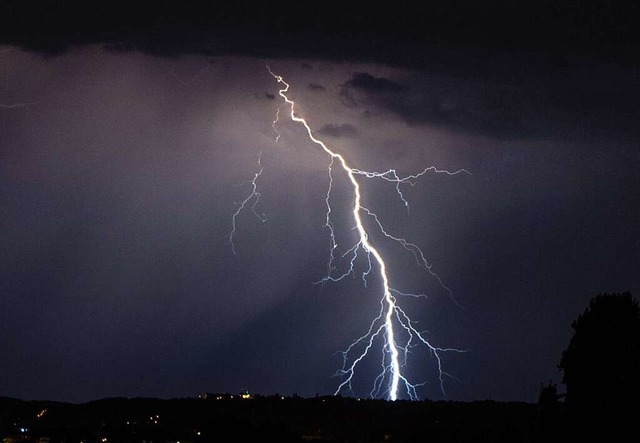 Blitzschlag ist nicht die einzige Gefa...en und Hagel knnen Schden anrichten.  | Foto: Robert Michael (dpa)