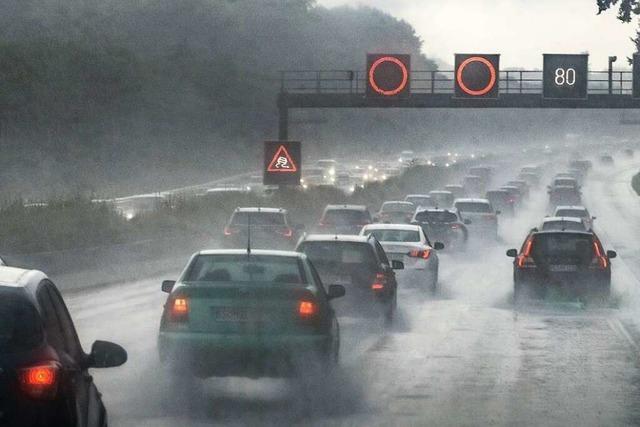 Tipps: So reagieren Autofahrer bei Sturm und Regen richtig