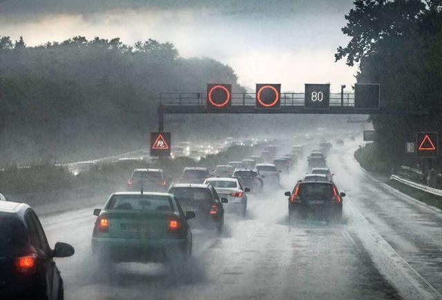 Wer im Auto von einem Unwetter mit Reg...rrascht wird, sollte besonnen handeln.  | Foto: Frank Rumpenhorst (dpa)