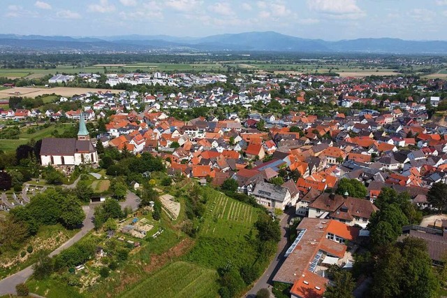 Blick von den Weinbergen ber den Orts...e Neubaugebiete und das Gewerbegebiet.  | Foto: Michael Saurer