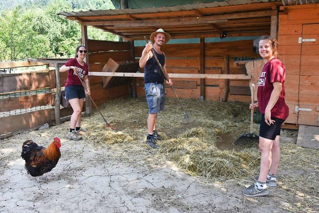 Julia (links), Nebenerwerbslandwirt St...ina beim Reinigen des Streichelgeheges  | Foto: Benedikt Sommer