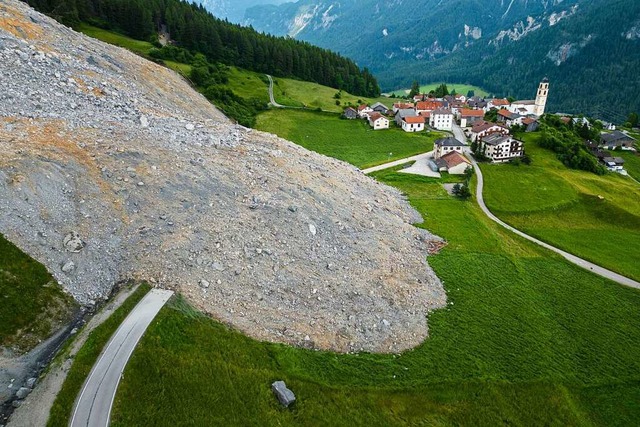 Das Dorf Brienz-Brinzauls unterhalb de...as Schweizer Bergdorf Brienz verfehlt.  | Foto: Michael Buholzer (dpa)